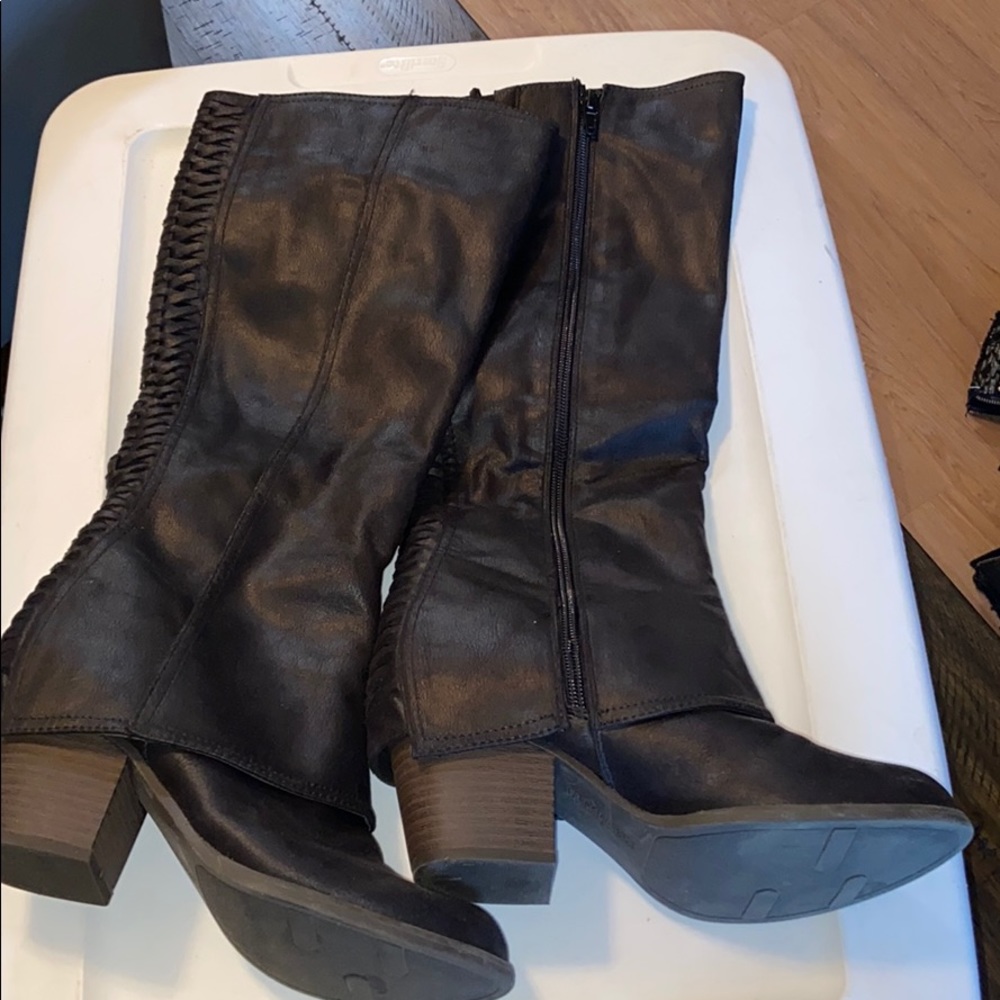 Knee high heeled boots